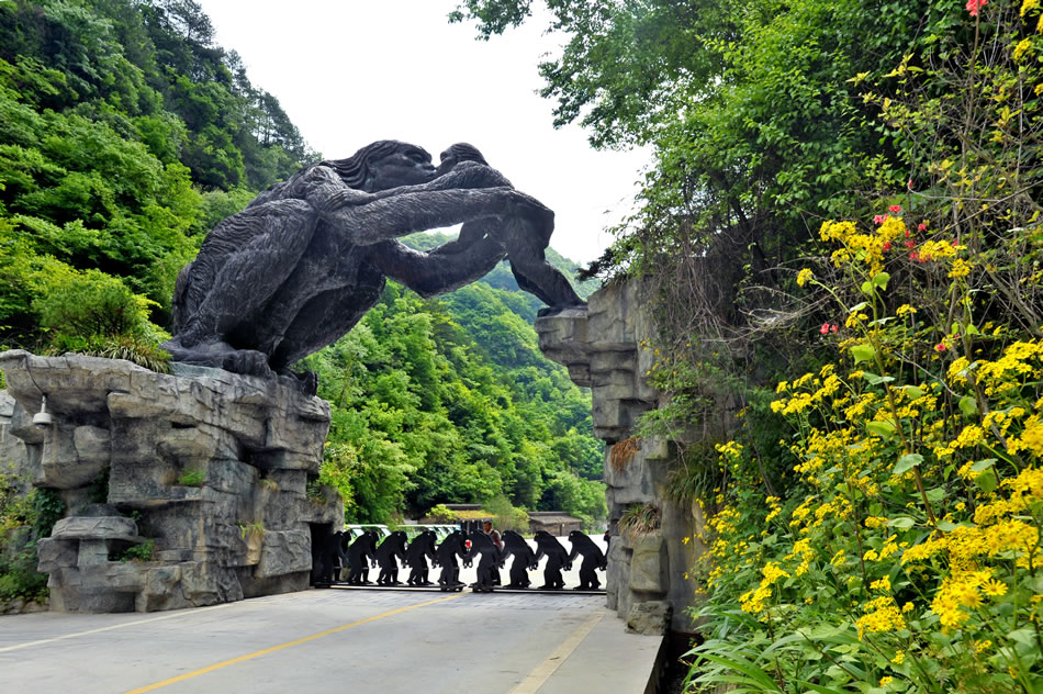 神龍架官門山景區(qū)野人大門《母愛(ài)》